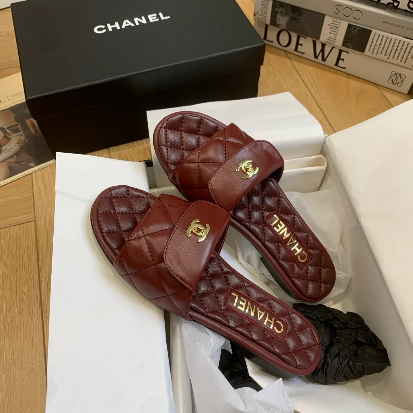 👟👟Ex-factory price 500👟👟 🍀Chanel Xiaoxiang 25ss new lazy slippers, versatile and slimming model, a slipper with great appearance, perfect with any combination! Lazy slippers are worth recommending. Calfskin upper, mixed sheepskin lining, Italian genuine leather outsole. Size: 35-41 (40 and 41 customized, non-refundable) 👉